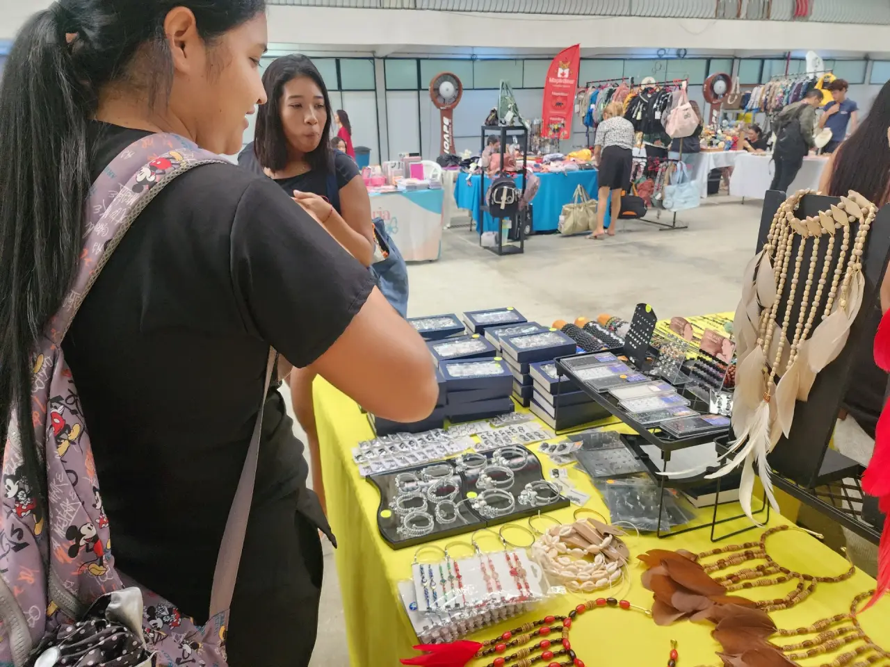 Visitantes apreciando bijuterias regionais