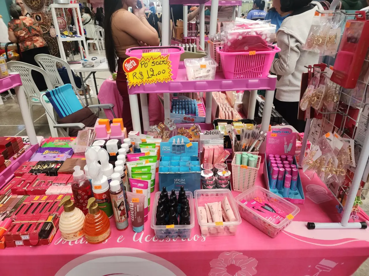 Estande de cosméticos com produtos Eudora