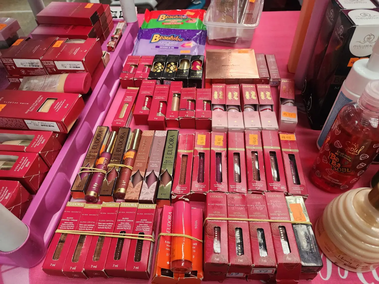 Batons, gloss e maquiagem Eudora