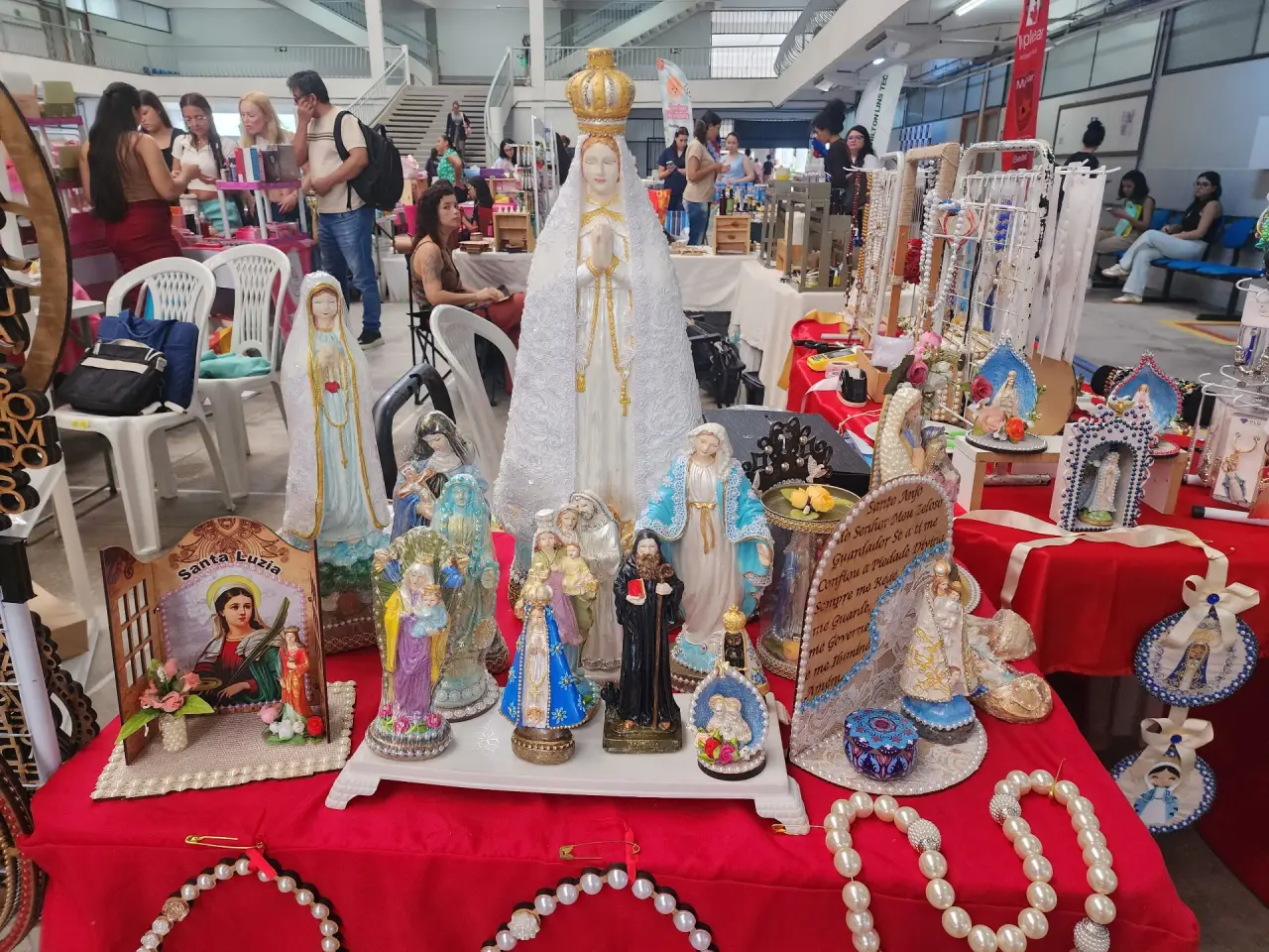 Imagens de santos e Nossa Senhora artesanais