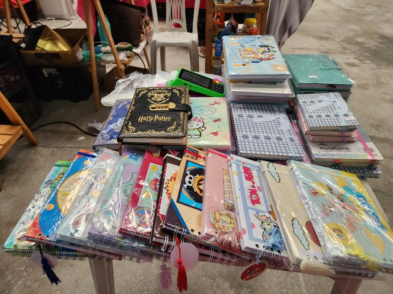Cadernos e papelaria temática Harry Potter e Hello Kitty