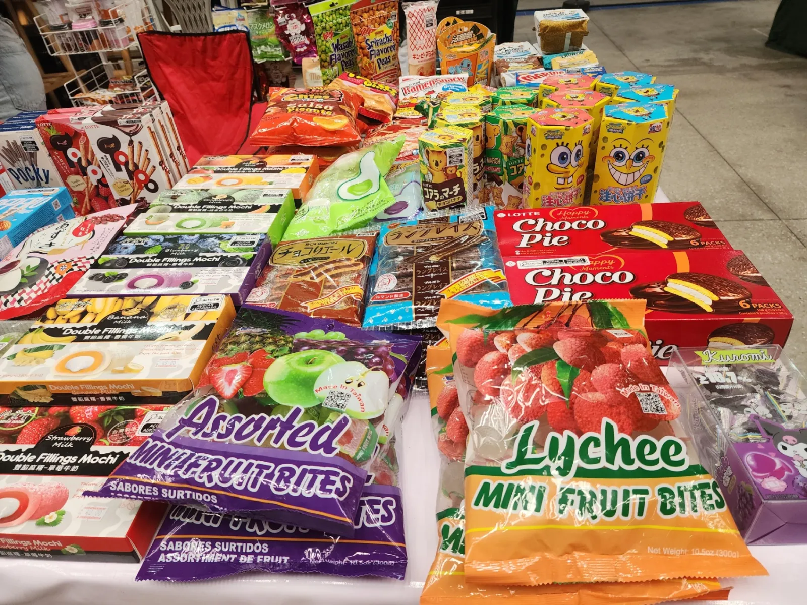 Variedade de doces, mochis e Choco Pie importados