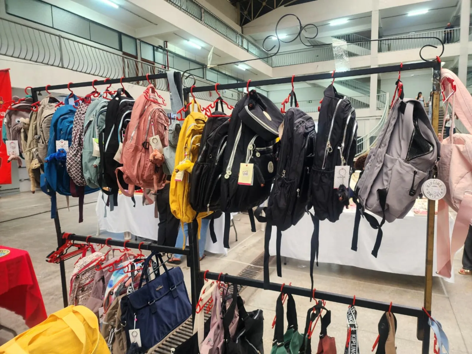 Arara com mochilas escolares e bolsas variadas