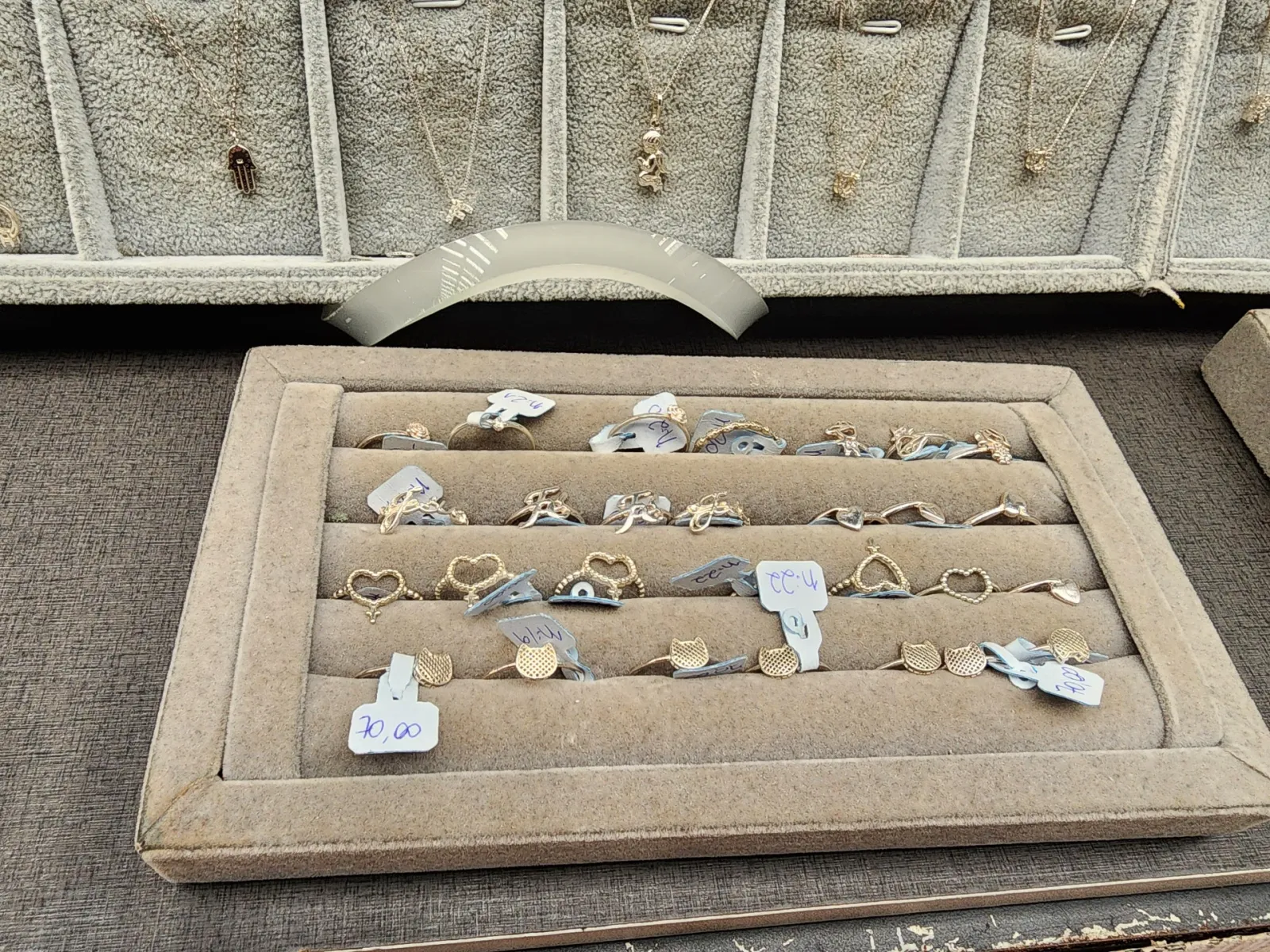 Vitrine de anéis e colares de bijuteria fina
