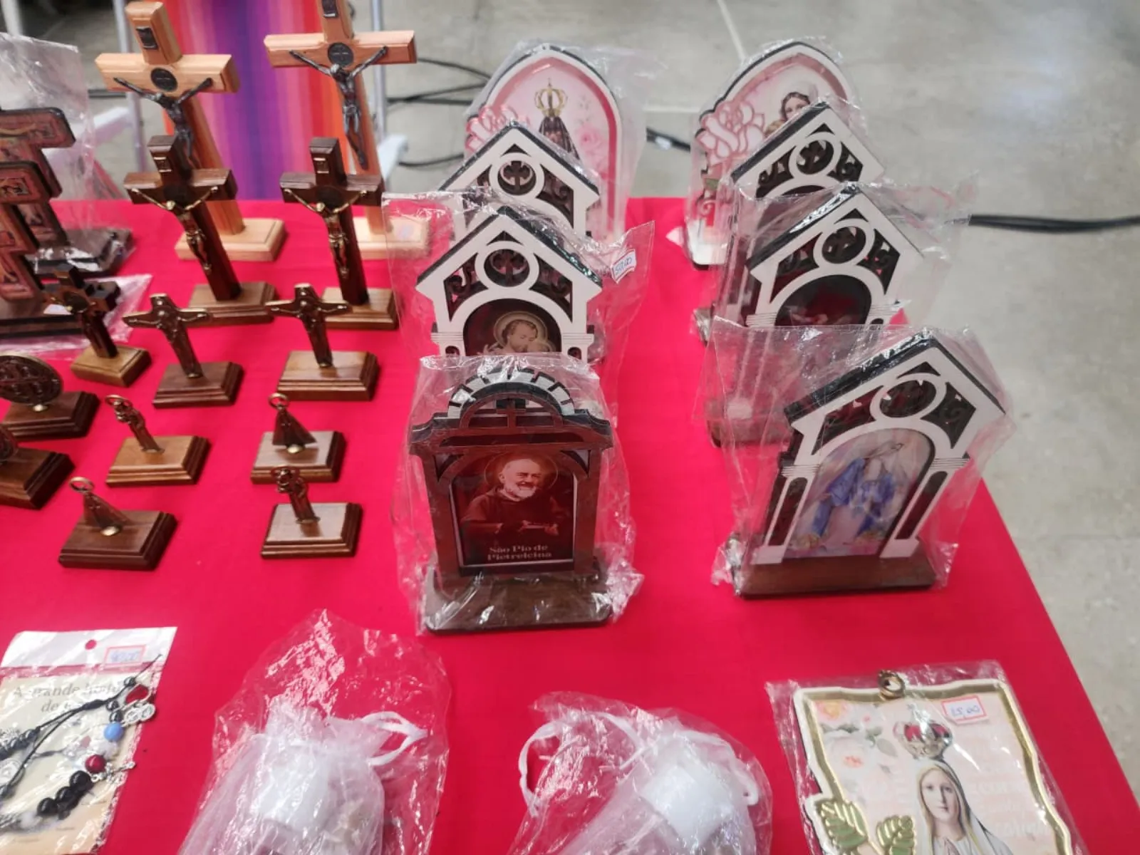 Oratórios e crucifixos de madeira com imagens de santos