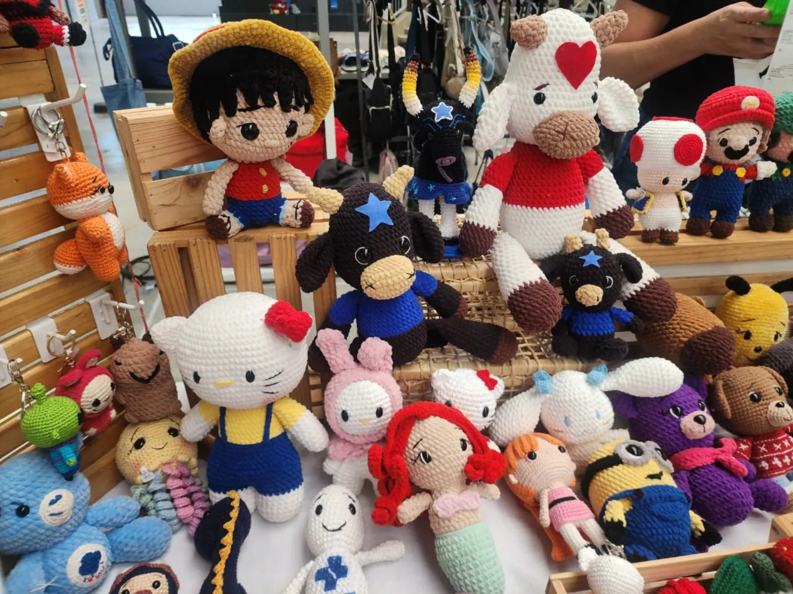 Amigurumis de personagens variados em crochê